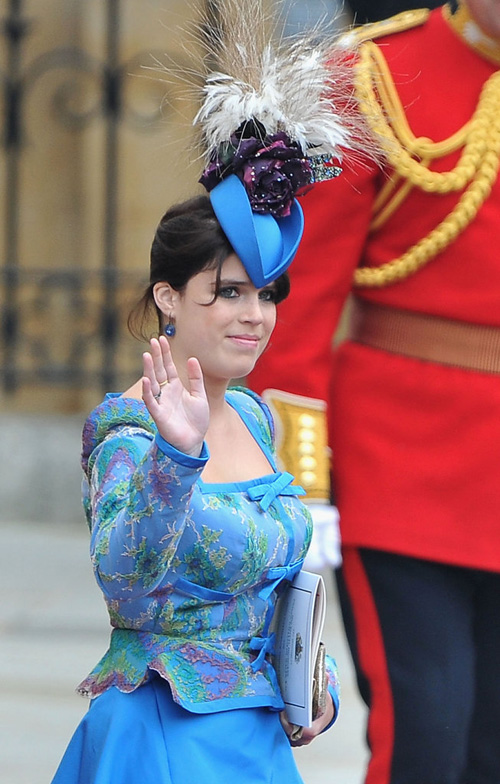 Công chúa Eugenie chọn chiếc mũ hoa và lông vũ trong đám cưới của Hoàng tử William và Kate Midldeton.